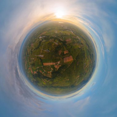 Küçük gezegen 360 derece küre. Sanayi fabrikasındaki rüzgar türbinlerinin ya da yel değirmenlerinin hava manzarası. Güç, yeşil temiz enerji ve çevre. Doğa yeniliği.