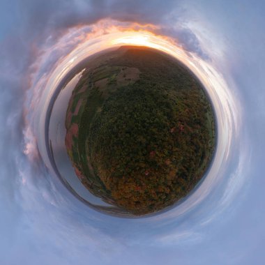 Küçük gezegen 360 derece küre. Orman ağaçlarının ve gölü veya nehri olan yeşil dağ tepelerinin hava manzaralı manzarası. Doğa manzarası, Tayland. Gün batımında kırsal alan.