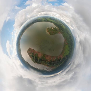 Küçük gezegen 360 derece küre. Orman ağaçlarının ve gölü veya nehri olan yeşil dağ tepelerinin hava manzaralı manzarası. Doğa manzarası, Tayland. Gün batımında kırsal alan.