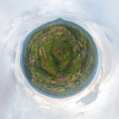 Küçük gezegen 360 derece küre. Orman ağaçlarının ve yeşil dağ tepelerinin hava manzaralı manzarası. Doğa manzarası arka planı, Tayland.