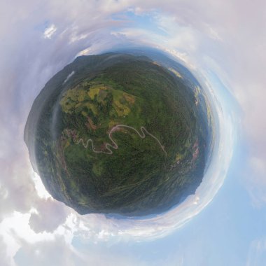 Küçük gezegen 360 derece küre. Tayland 'ın Phetchabun kentinin kırsal kesiminde doğal orman ağaçları olan dağ tepesinde kavisli, zikzaklı yolda veya caddede giden arabaların hava manzarası.