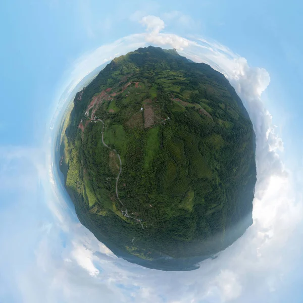 Küçük Gezegen 360 Derece Küre Orman Ağaçlarının Yeşil Dağ Tepelerinin — Stok fotoğraf