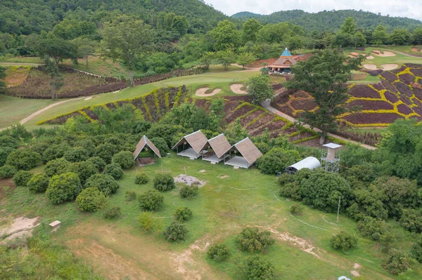 緑の山の丘とホテルリゾートの空中ビュー カオヤイ島 ナコンラチャシマ タイの自然景観 — ストック写真
