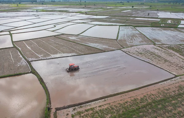 Αεροφωτογραφία Του Τρακτέρ Ρυζιού Αυτοκίνητο Που Εργάζονται Νερό Για Την — Φωτογραφία Αρχείου