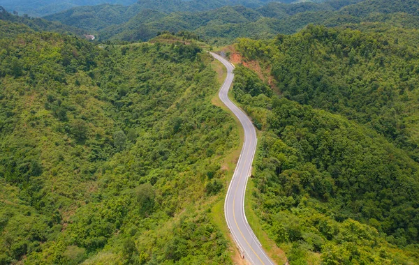 泰国南部农村地区 在山岗上的弯弯曲曲 锯齿形弯道或街道上行驶的汽车 以及绿树成荫的天然林的空中景观 — 图库照片