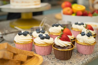 Ev yapımı pişirme ve kek pişirme tatlı, yemek ekmek, tost, evdeki ya da evdeki hamur malzemeleri, ev yapımı fırın. Hafta sonları aile aktiviteleri