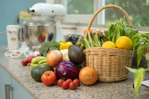 Közel Színes Friss Narancs Eper Zöldségek Gyümölcssaláta Reggeli Ételek Konyhapulton — Stock Fotó