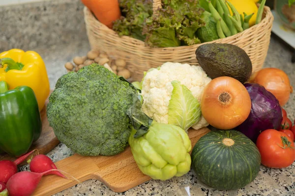 Közel Színes Friss Narancs Eper Zöldségek Gyümölcssaláta Reggeli Ételek Konyhapulton — Stock Fotó