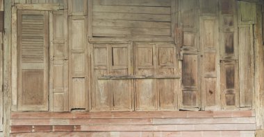 Doğal eski ahşap ya da ahşap kapı ve pencere çerçeve desen yüzey dokusu. Dış tasarım dekorasyon arka planı için mimari materyalin yakın plan görüntüsü.