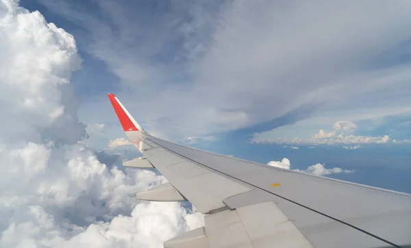 Flügel Eines Flugzeugs Jet Fliegen Über Wolken Mit Blauem Himmel — Stockfoto