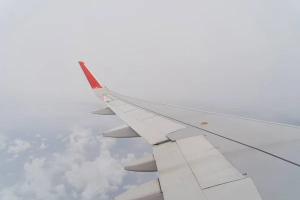 비행기 제트기의 날개가 운송에 사용되고 — 스톡 사진