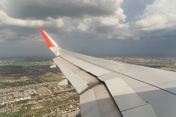 Wing Ett Flygplan Jet Flyger Och Landar Med Byggnader Utsikt — Stockfoto