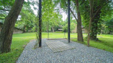 Ulusal parktaki dağlık tepeli orman ağaçlarıyla dolu boş bir salıncak. Doğa manzarası. İnsanların yaşam tarzı. Rahat ol. Kırsal alan