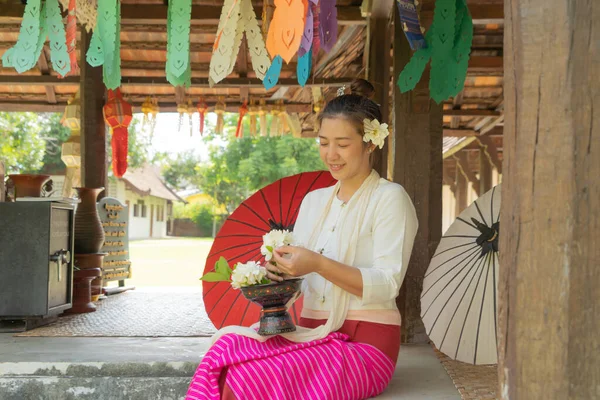 Porträtt Leende Asiatiska Shan Kvinna Flicka Tai Yai Norra Thailändare — Stockfoto