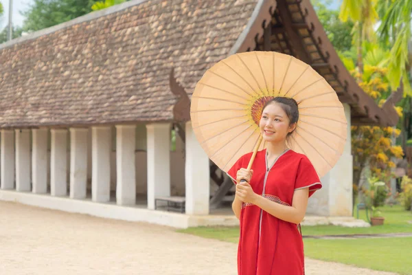 Porträtt Leende Asiatiska Shan Kvinna Flicka Tai Yai Norra Thailändska — Stockfoto