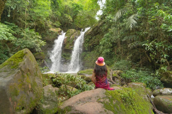 Voltar Turista Mulher Cachoeira Sapun Natureza Paisagem Nan Parque Natural — Fotografia de Stock