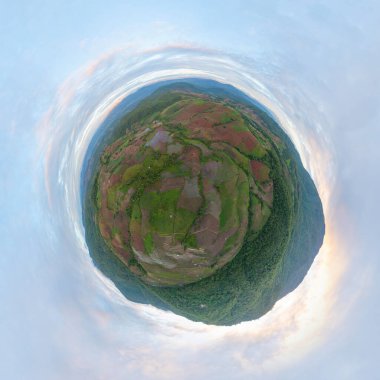 Küçük gezegen 360 derece küre. Su yansıtmalı çeltik pirinç teraslarının, yeşil tarım tarlalarının, dağ tepeleri vadisinin, Chiang Mai 'nin, Tayland' ın havadan manzaralı manzarası. Doğa manzarası.