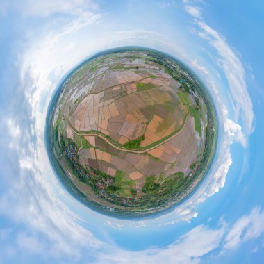 Küçük gezegen 360 derece küre. Su yansıtmalı çeltik pirinç teraslarının, yeşil tarım tarlalarının, dağ tepeleri vadisinin, Chiang Mai 'nin, Tayland' ın havadan manzaralı manzarası. Doğa manzarası.