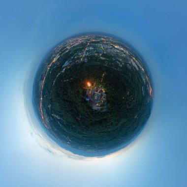 Küçük gezegen 360 derece küre. Yerel köy evlerinin çatılarının hava manzaralı manzarası. Tayland, Nan 'da geceleri kalan binalar. Asya 'daki şehir kasabası. Mimari manzara.