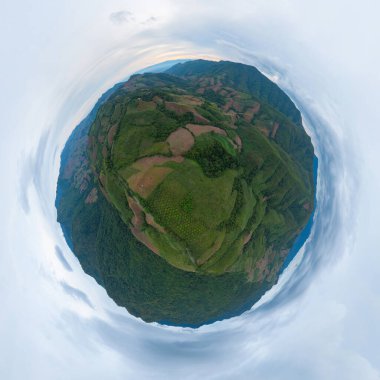 Küçük gezegen 360 derece küre. Orman ağaçlarının ve yeşil dağ tepelerinin hava manzaralı manzarası. Doğa manzarası arka planı, Tayland.