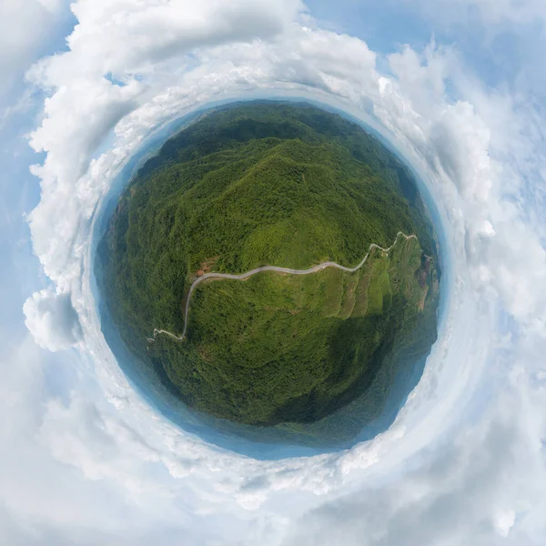 Mała Planeta 360 Stopni Panorama Lotu Ptaka Samochodów Jadących Zakrzywionej — Zdjęcie stockowe
