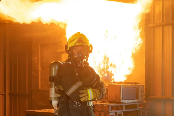 Firefighter Fireman Uniform Using Water Fire Hose Hot Burning Fire — 图库照片