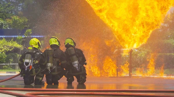 Group Firefighter Fireman Uniform Using Water Fire Hose Hot Burning — 图库照片