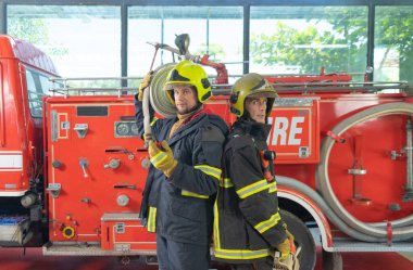 Bir grup beyaz itfaiyecinin portresi ya da üniformalı itfaiyeciler, kariyerleri üzerinde çalışıyorlar. Acil bir kaza kurtarma operasyonu. - İnsanlar. İtfaiye arabası ile kahraman ekip çalışması. Hizmet işi