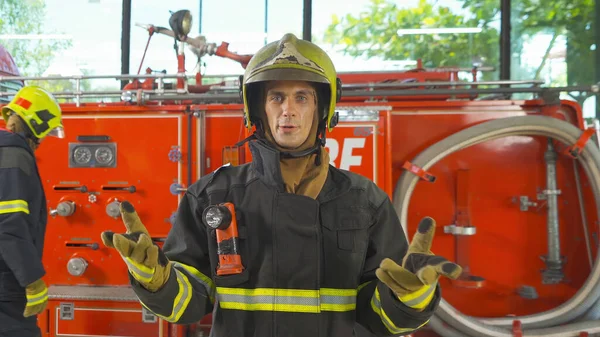 ウェブカメラグループビデオ通話会議 緊急事故救助の同僚との均一な話を持つ白人男性消防士または消防士 消防車とヒーローチームワーク サービス — ストック写真