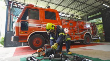 Beyaz bir itfaiyeci ya da üniformalı itfaiyeci, kariyerleri üzerinde çalışıyor. Acil bir kaza kurtarma operasyonu. - İnsanlar. İtfaiye arabası ya da ambulans arabası olan bir kahraman. Hizmet işi