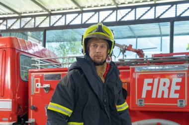 Beyaz bir itfaiyecinin portresi ya da üniformalı bir itfaiyeci, kariyerleri üzerinde çalışıyor. Acil bir kaza kurtarma operasyonu. - İnsanlar. İtfaiye arabası ya da ambulans arabası olan bir kahraman. Hizmet işi