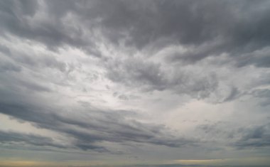 Dramatik kara bulutlar gök gürültülü fırtına ve yağmurlu gece. Soyut doğa manzarası arka planı.