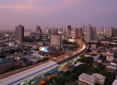 Tayland 'ın başkenti Skyline' daki Bangkok caddesinin hava görüntüsü. Finansal bölge ve Asya 'nın akıllı kentsel kentindeki iş merkezleri. Geceleri gökdelen ve yüksek binalar.