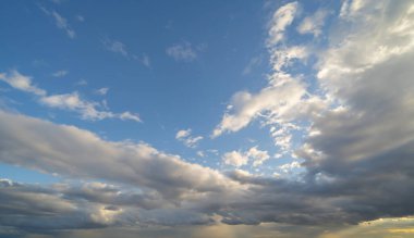 Açık mavi gökyüzü ve beyaz kabarık bulutlar öğle vakti. Gündüz vakti. Soyut doğa manzarası arka planı.