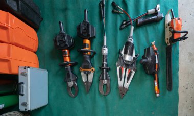 Üst görünüm: Ağır metel itfaiyecisi veya itfaiyeci teçhizatı seti, acil kaza kurtarma ekipmanı güvenli ve büyülü atölyede güvenlik donanımı.