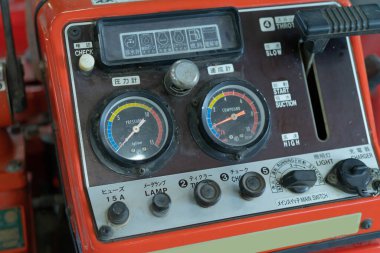 İtfaiye aracı motor parçalarını kapatın. İstasyonda acil kaza kurtarma ekipmanları ve güvenlik ekipmanları var. Ambulans çağırın. Servis.