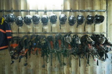 İtfaiyeci ya da itfaiyeci güvenlik araçları, yangın söndürücü, üniforma depolama odasında, acil kaza kurtarma ekipmanı ve güvenlik ekipmanları.