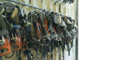 İtfaiyeci ya da itfaiyeci güvenlik araçları, yangın söndürücü, üniforma depolama odasında, acil kaza kurtarma ekipmanı ve güvenlik ekipmanları.