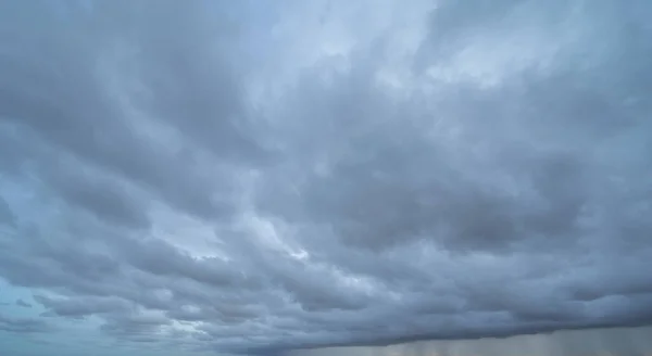 Dramáticas Nubes Oscuras Cielo Con Tormenta Truenos Lluvia Noche Naturaleza — Foto de Stock