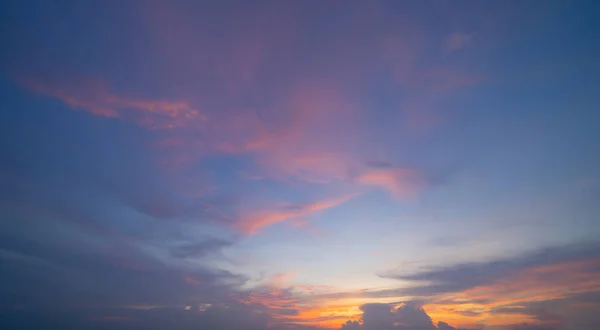 Zachodzie Słońca Abstrakcyjne Tło Natury Dramatyczny Niebieski Pomarańczowymi Kolorowymi Chmurami — Zdjęcie stockowe