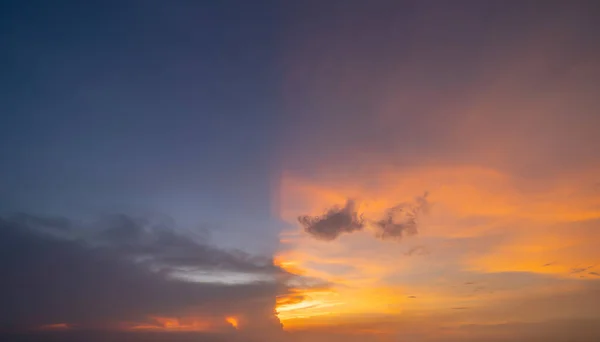 Cielo Tramonto Sfondo Astratto Della Natura Drammatico Blu Con Nuvole — Foto Stock