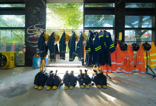消防用又は消防用の衣類は 消防署の倉庫 緊急事故救助の安全装置及び保安装置にラックに保管されます — ストック写真