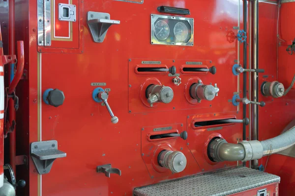关闭了消防车的发动机部件 一个应急事故救援的安全设备在现场 救护车 — 图库照片