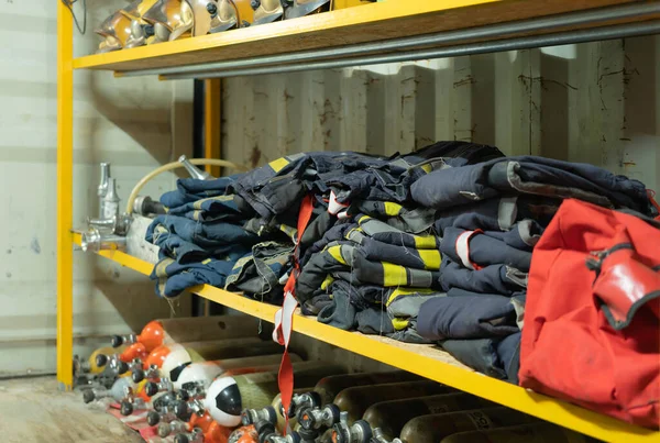 Tfaiyeci Itfaiyeci Güvenlik Araçları Yangın Söndürücü Üniforma Depolama Odasında Acil — Stok fotoğraf