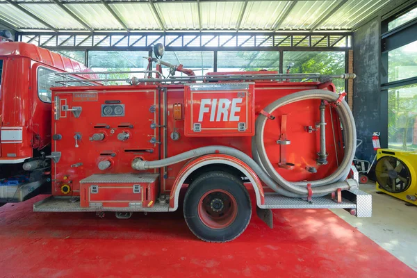消防车或消防车停放在消防局的消防车或消防设备 紧急事故救援车在消防局的运输 救护车 — 图库照片