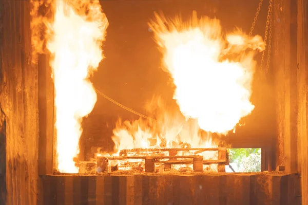 危険な熱燃焼ガス爆発 赤い暖炉とフレームの燃焼 暖かく 熱と煙 緊急事故救助 — ストック写真