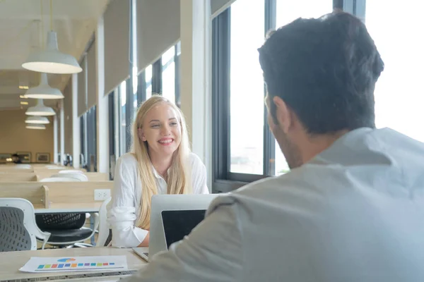 Par Mujeres Negocios Occidentales Personas Citas Reunión Comunicarse Discutir Documentos — Foto de Stock