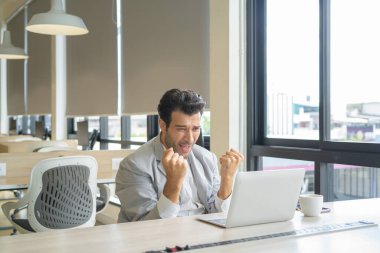 Orta Doğulu başarılı bir iş adamı portresi, online çalışan kişi, bilgisayar dizüstü bilgisayarı, teknoloji cihazı kullanıyor. İnsan yaşam tarzı.