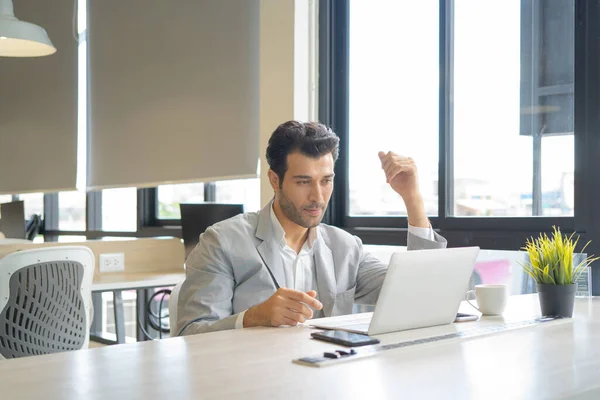 Retrato Hombre Negocios Oriente Medio Persona Que Trabaja Línea Utilizando — Foto de Stock