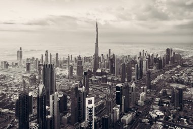 Dubai şehir merkezindeki Burj Halife 'nin gökyüzü ve karayolu, Birleşik Arap Emirlikleri veya BAE. Finansal bölge ve şehir merkezindeki iş alanı. Gün batımında gökdelen ve yüksek binalar.